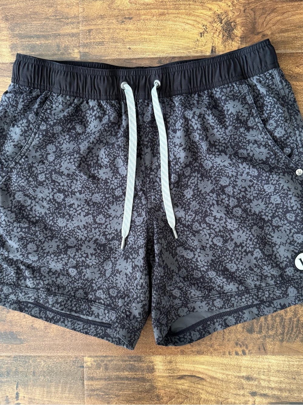 Vuori Men’s Kore 5” Shorts in Dark Pewter Wildflower Size Small - Picture 1 of 4